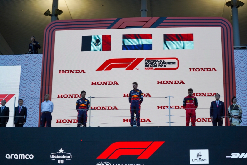 優勝ドライバーのマックス・フェルスタッペン選手にトロフィーを授与する斉藤大臣
