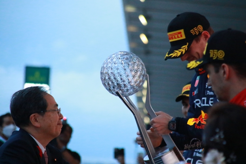 優勝ドライバーのマックス・フェルスタッペン選手にトロフィーを授与する斉藤大臣