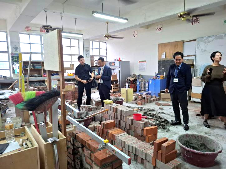 国立虎尾農工高校実習室にて生徒の製作の説明を受ける