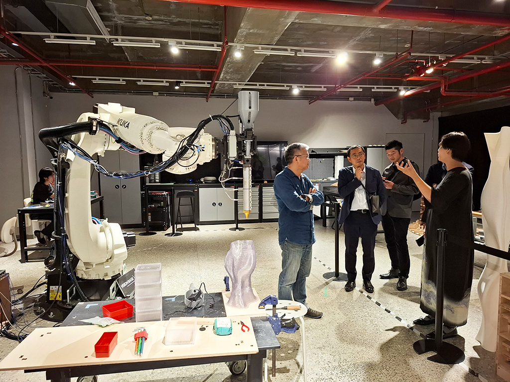 賣践大學建築設計学科デザイン課の教室にて説明を受ける