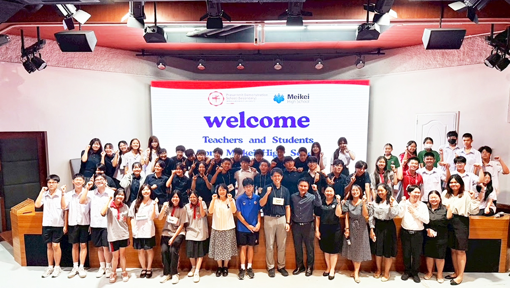 歌声と笑顔が、国境を超えた「welcome party」この日から最高の学校交流が始まった。