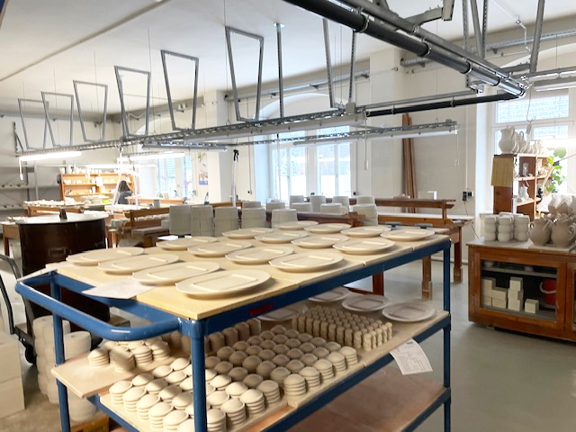 陶器製作所内の見学と学生との交流も可能