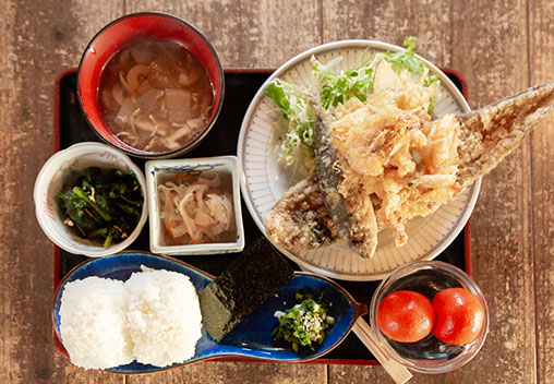 地元の人たちが丁寧に作ってくれた郷土料理を味わう
