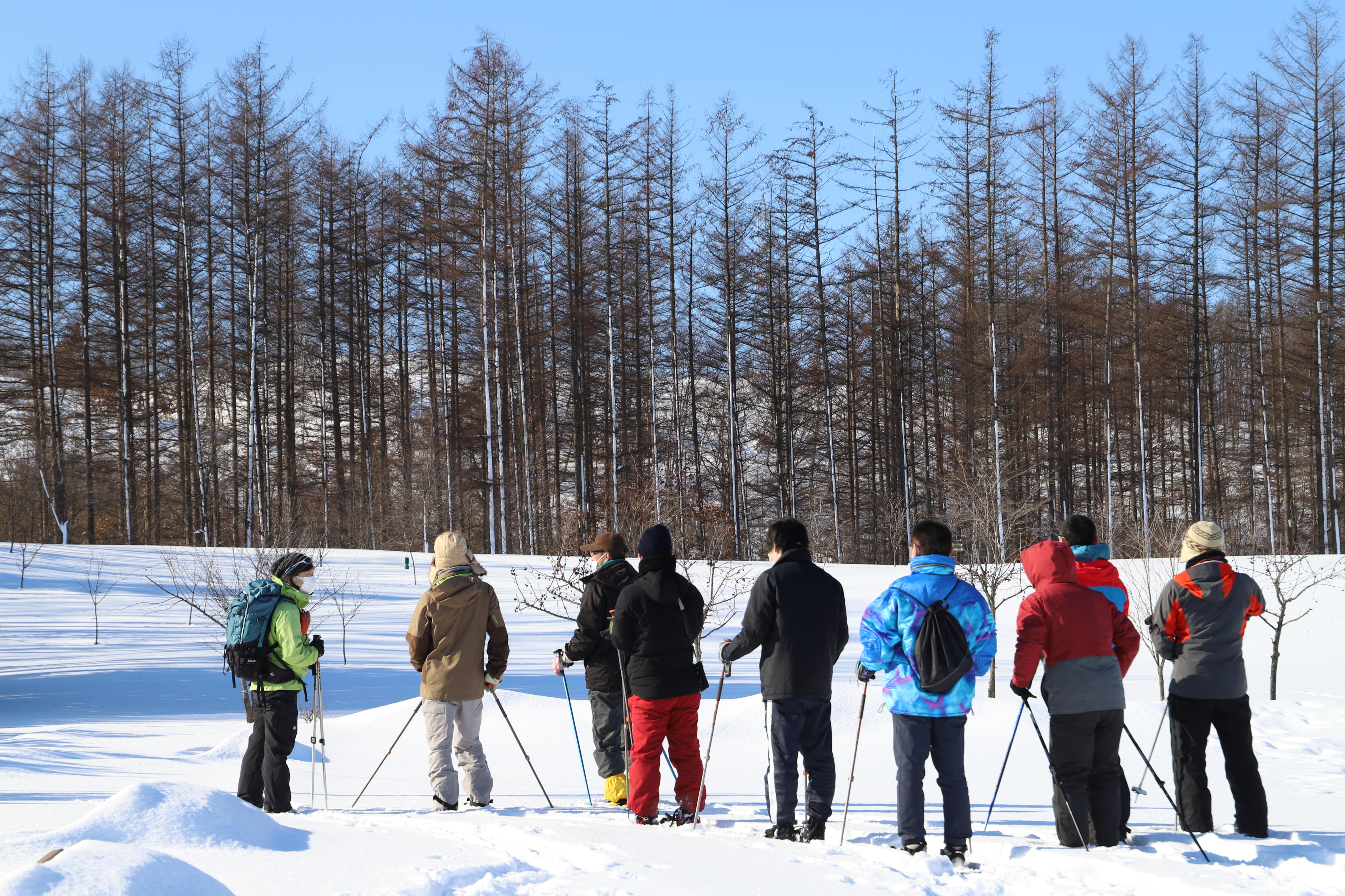 ネイチャーガイドの案内で雪原を歩くスノーシューも、自然との関わりを知るために良い経験になりました