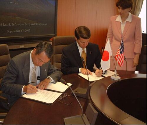 確認文書へ署名する中山国土交通省自動車交通局技術安全部長とランギ米国運輸省道路交通安全局長官