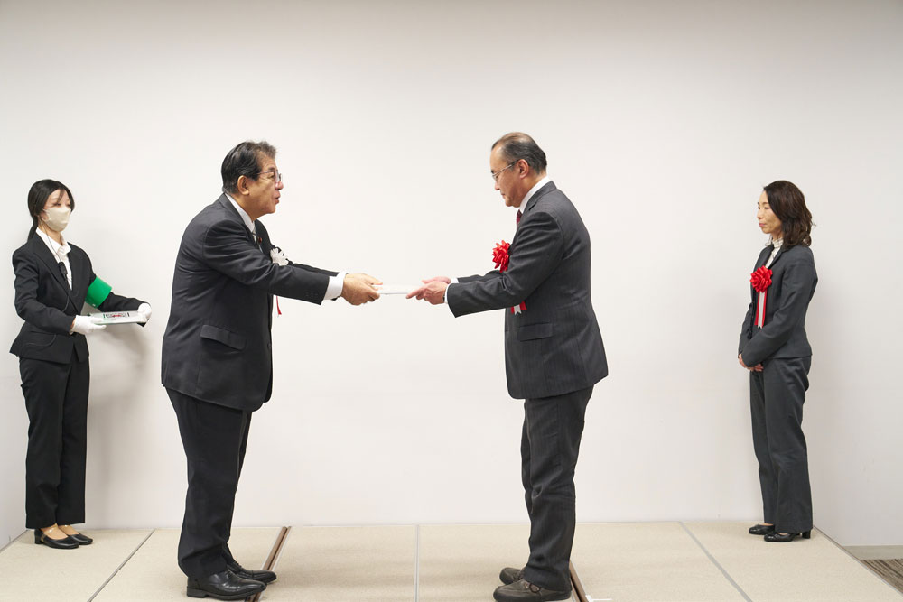 認定証を授与する斉藤大臣［当時］