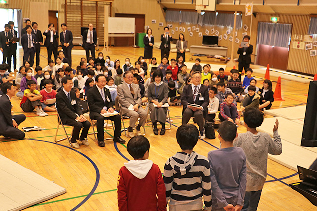 市長にプレゼンする6年生