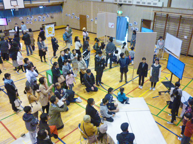 地域の方に防災対策を提案する6年生