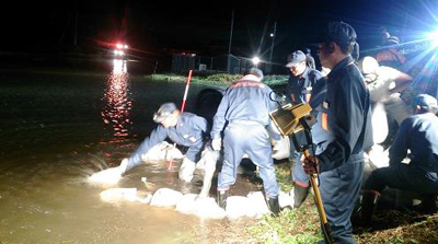 小貝川での水防活動の様子（平成26年10月　茨城県筑西市消防団）