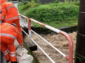 岐阜県下呂市消防団　積み土のう工を実施