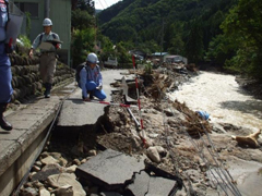 渓流の被災状況調査