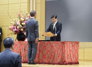 受賞代表へ表彰状を授与する石井大臣