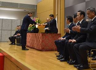 受賞代表へ表彰状を授与する石井大臣