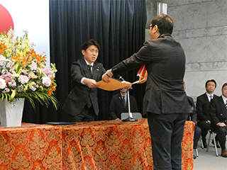 中野大臣から表彰状の授与