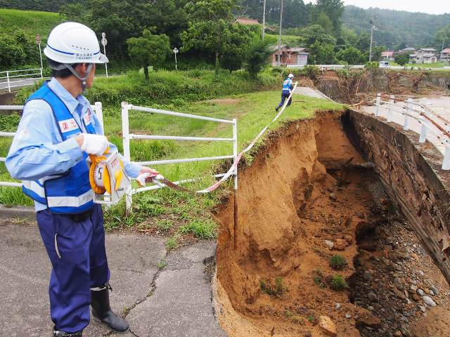↓ ①被災した堤防の調査 ↓