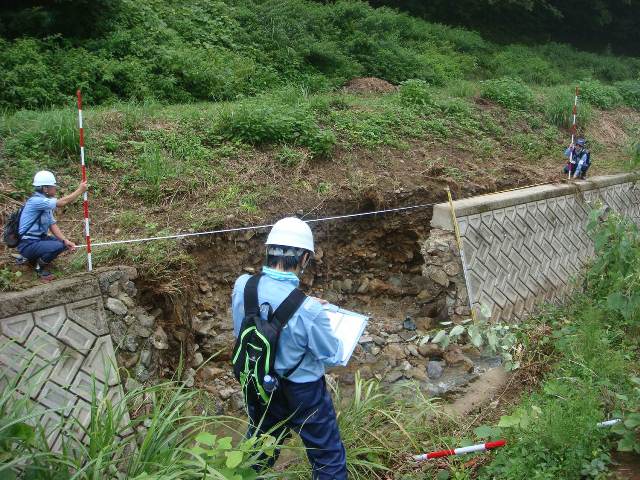 ↓ ⑫被災した堤防の調査 ↓