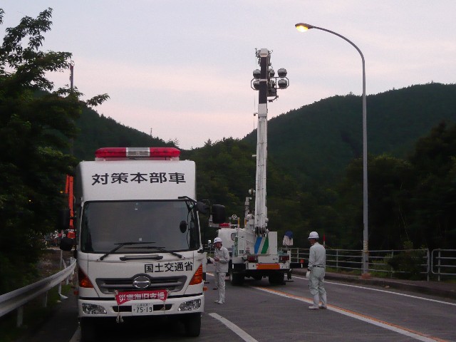 ↓ ⑭夜間作業に向けた照明車の設営 ↓