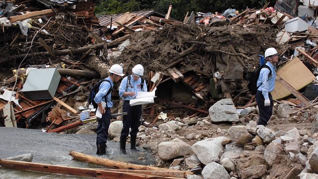 ↓ 安佐南区緑井地区の土砂災害現場における被害状況調査8月24日 ↓