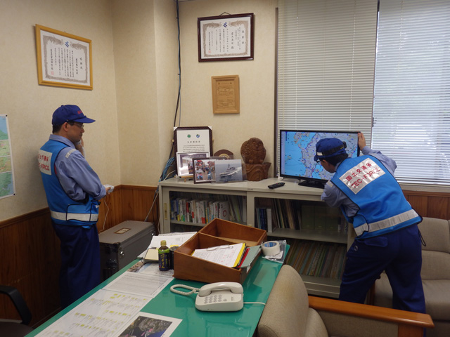 屋久島町長室に監視用のモニターを設置
