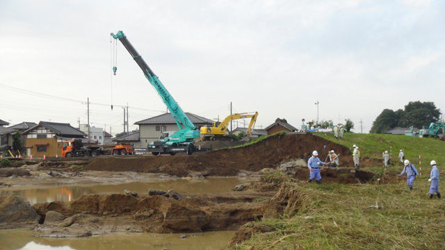 ↓ 鬼怒川の堤防の決壊状況調査【下流側】(9月12日撮影) ↓