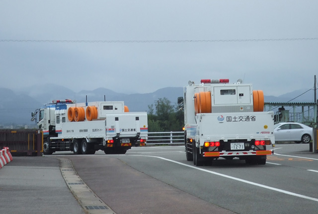 ↓ 北陸地整から茨城県常総市に向け排水ポンプ車を出動(9月11日撮影) ↓