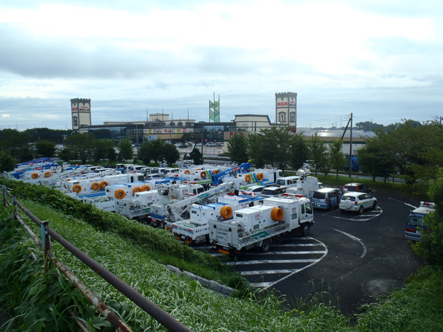 ↓ 全国から集結した災害対策用機械(9月11日撮影) ↓