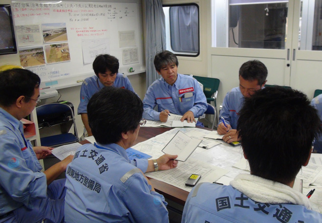 ↓ 現地対策本部での対策会議(9月13日撮影) ↓
