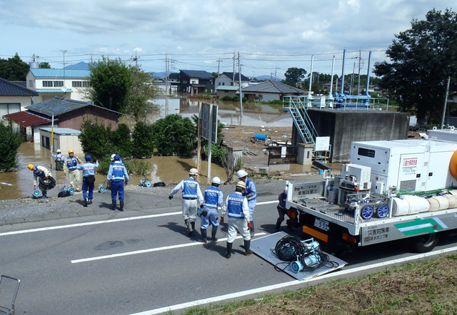↓ 応援地整も加わり緊急排水活動を実施(9月11日撮影) ↓