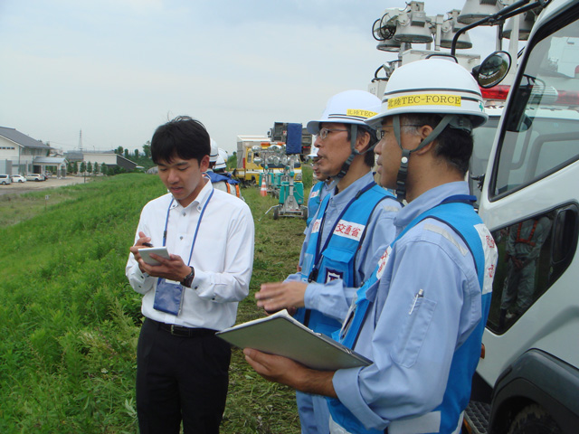↓ 報道関係者に排水状況を説明(9月13日撮影) ↓