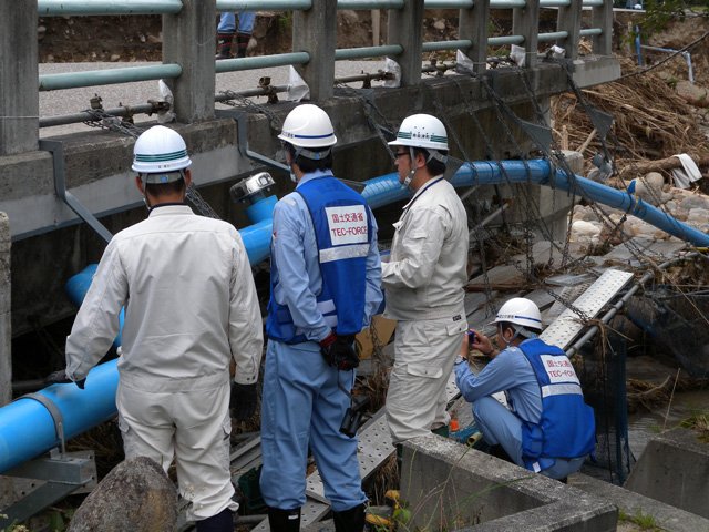 ↓ 町道の被災状況調査を南会津町職員と合同で実施(9月14日撮影) ↓