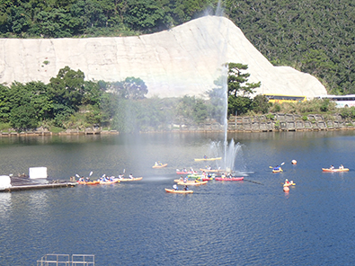 噴水を中心に賑わう湖面(福地ダム)