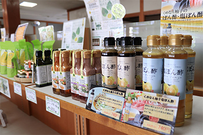 道の駅 くめなん1階の特産物販売コーナー