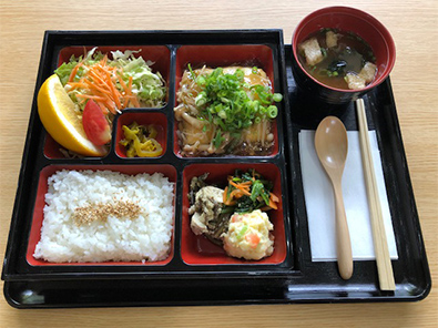 施設内のレストランでは、地場産野菜を使用し、健康にも配慮したメニューを提供している。