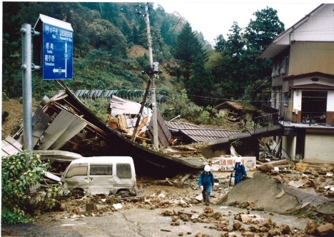 新潟県中越地震直後の山古志