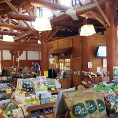 物産館「ぶらっと」の建物には、天竜材をふんだんに使用している