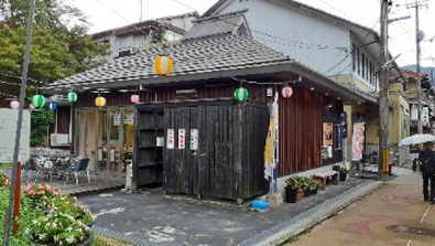 「たべ山」では、俵町で獲れた猪肉、鹿肉、俵山の水で打った蕎麦など、俵山産食材をふんだんに使用したメニューを提供する。