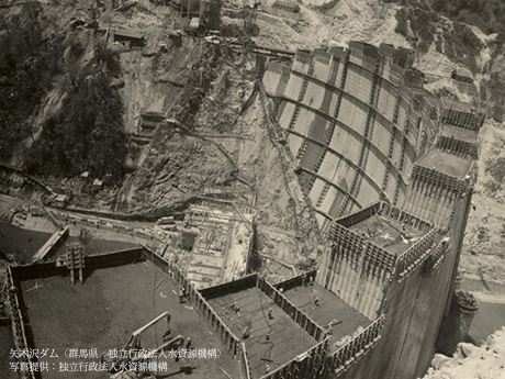 建設中の矢木沢ダム（1965年）
