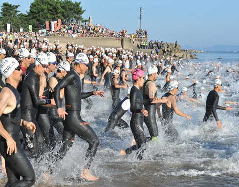 日本におけるトライアスロン発祥の地として国内外から参加者が集まる（鳥取県皆生海岸） 写真