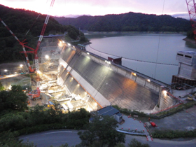 新桂沢ダム（建設中） ～直轄初の同軸嵩上げダム～