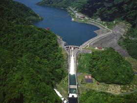 寒河江ダム ～月山湖に打ち上がる噴水は日本一の高さ～