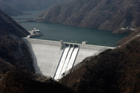 長井ダム ～野川渓谷に映えるコンクリートダム～