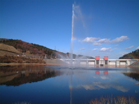 十王ダム　～ダム湖に噴水のあるダム～