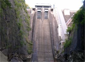 相俣ダム ～四季を彩る碧き湖面を望むダム～