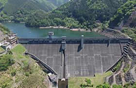 桐生川ダム ～桐生川源流林の水を湛えるダム～