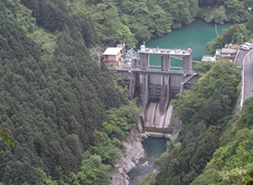 白丸調整池ダム～多摩川上流部の豊かな自然の中にある発電専用ダム～