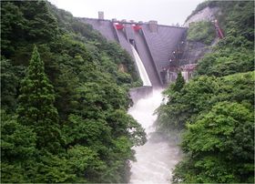 内の倉ダム ～県内唯一の中空重力式ダム～