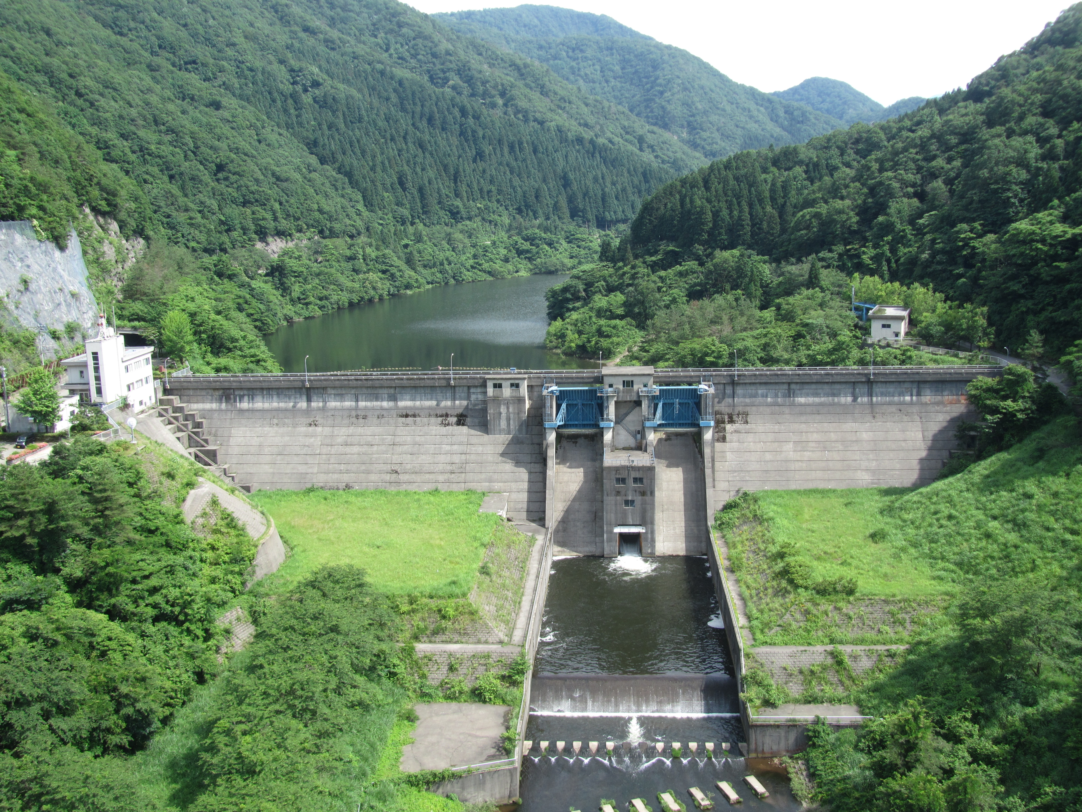 赤瀬ダム　～山峡に映える里山のダム～