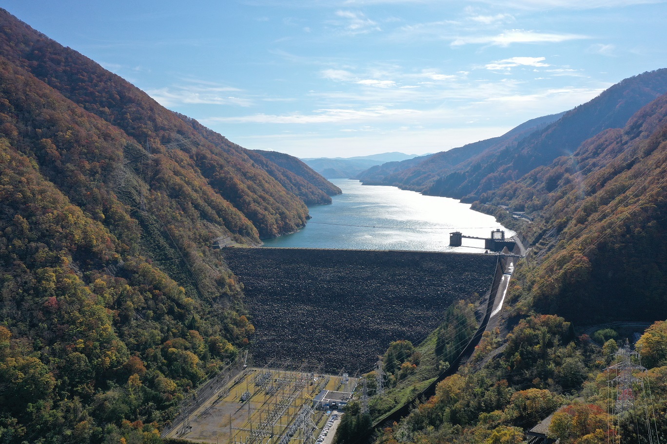 御母衣ダム ～水没予定地から移植された荘川桜が咲くロックフィルダム～