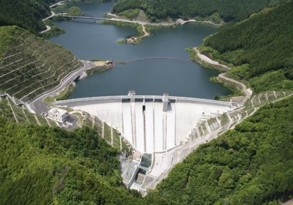 太田川ダム ～大自然に溶け込む美しいライン～