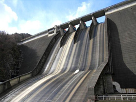 畑薙第一ダム ～ユネスコエコパーク「南アルプス」の玄関口にそびえ立つ世界一の中空重力式ダム～